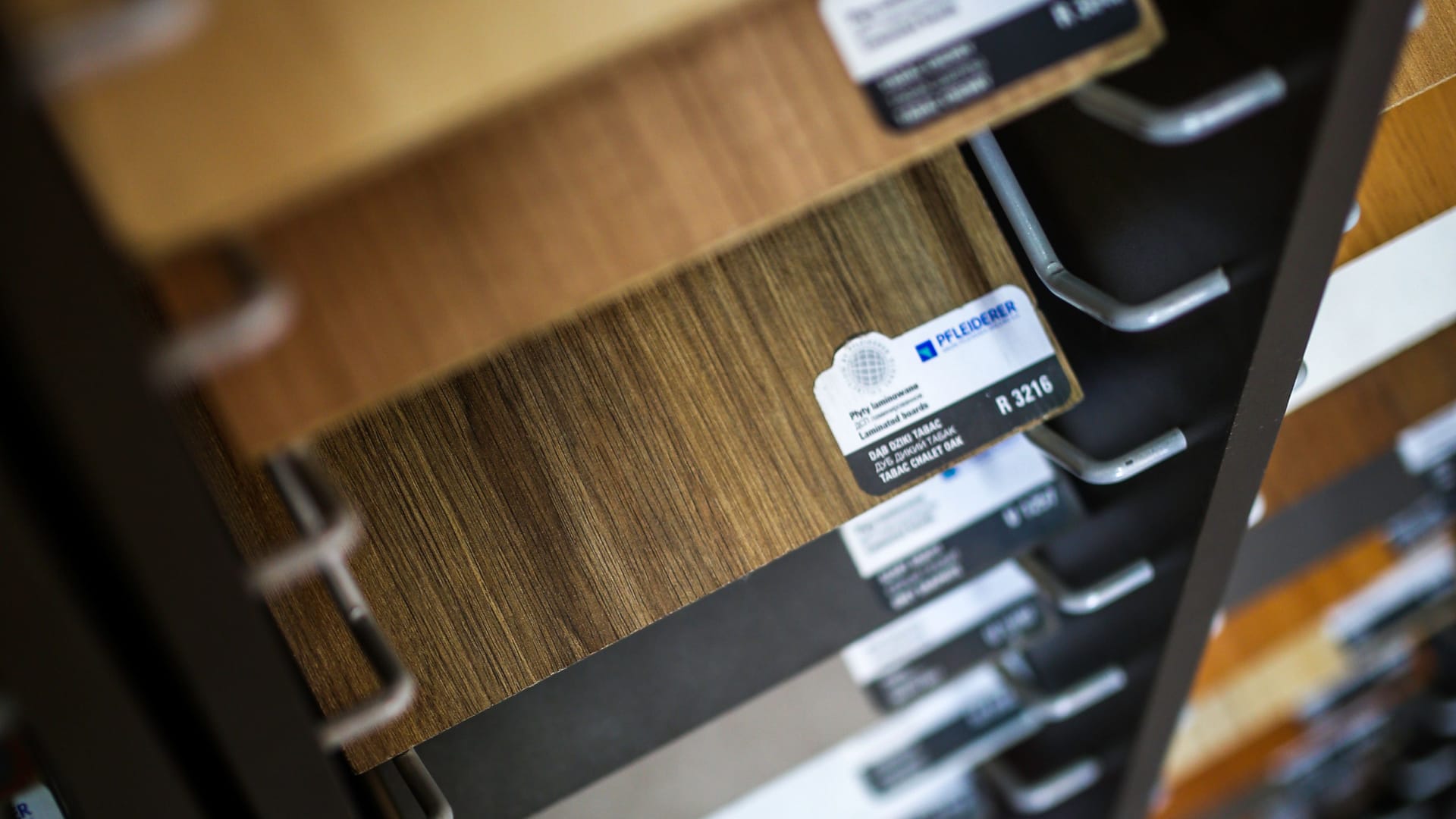 Muster beschichteter Platten auf einem Ständer mit Herstelleretiketten und Dekorcodes