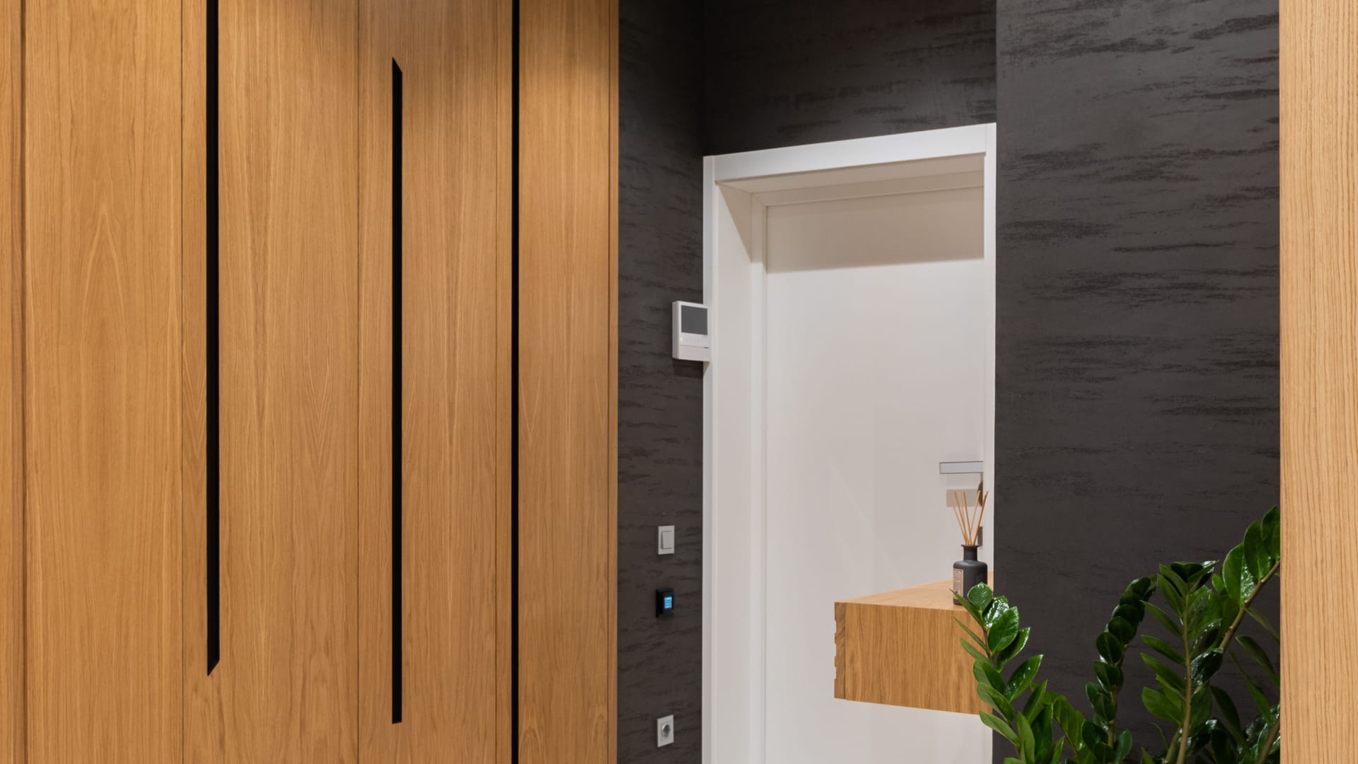 Flur mit einem Schrank im Eichendekor und raumhohen Fronten